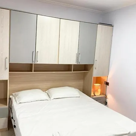 Lovely 2-bedroom Flat 1 Min Walk Apartment
