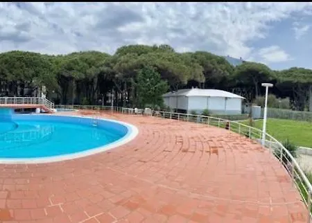 Lovely 2-bedroom Flat 1 Min Walk Golem (Tirana)